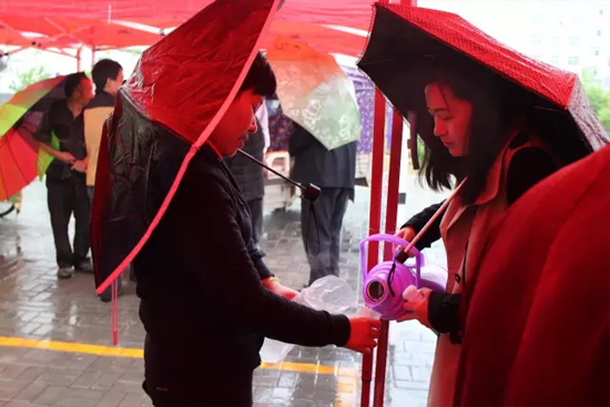 在寒冷的天氣中，為了能讓專家大夫們喝上熱水，紅改主任與柳青不斷的給大家添水。