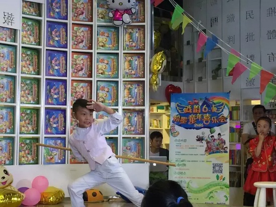 “梨園春”明星小擂主李宗書演唱豫劇《朝陽溝》選段，還表演了自己的拿手好戲——猴戲