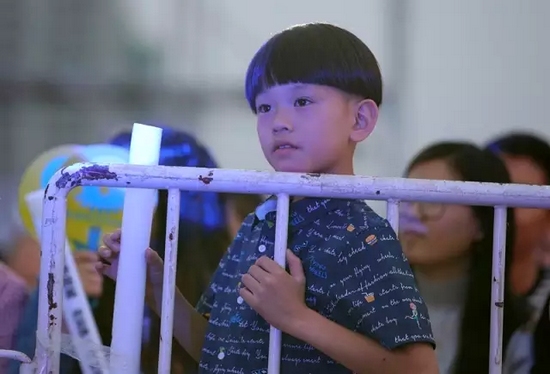 正是你們的笑容，才讓我們有了繼續(xù)前行的動力，哪怕風(fēng)雨兼程。