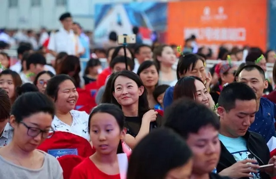 正是你們的笑容，才讓我們有了繼續(xù)前行的動力，哪怕風(fēng)雨兼程。