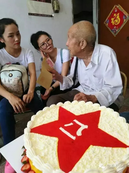 二姐們認(rèn)真聽老兵講抗戰(zhàn)的故事，老人年事已高，記憶都是轟炸！轟炸！轟炸！