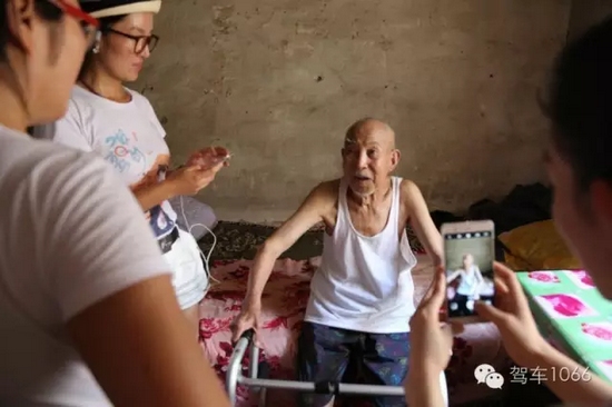 老兵老兵，你的勛章呢，國家給你的那個？