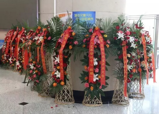 “月陽工作室”團隊成員、戲曲志愿者及社會各界送來的祝?；ɑ@