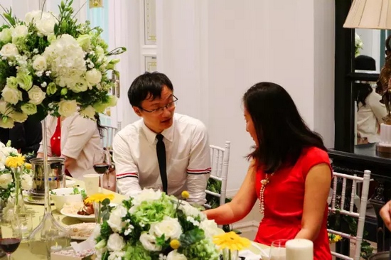 這種熱烈的氣氛，一直延續(xù)到飯桌上。