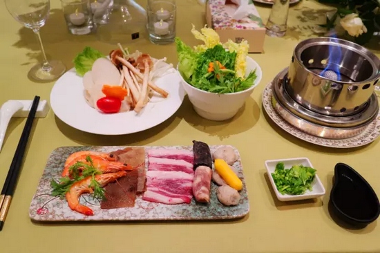 精致的小火鍋，用的是綠色燃料——乙醇。