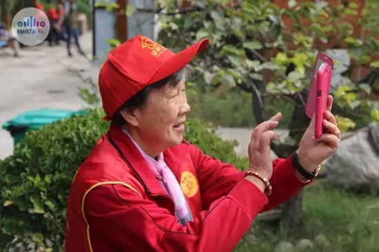 爺爺奶奶叔叔阿姨被盛運莊園的景致吸引，紛紛拍照留影