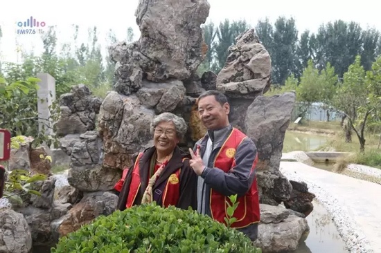 爺爺奶奶叔叔阿姨被盛運莊園的景致吸引，紛紛拍照留影