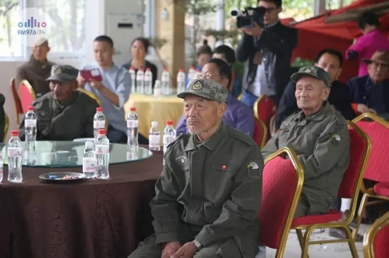 臺上展風(fēng)采，臺下笑開懷