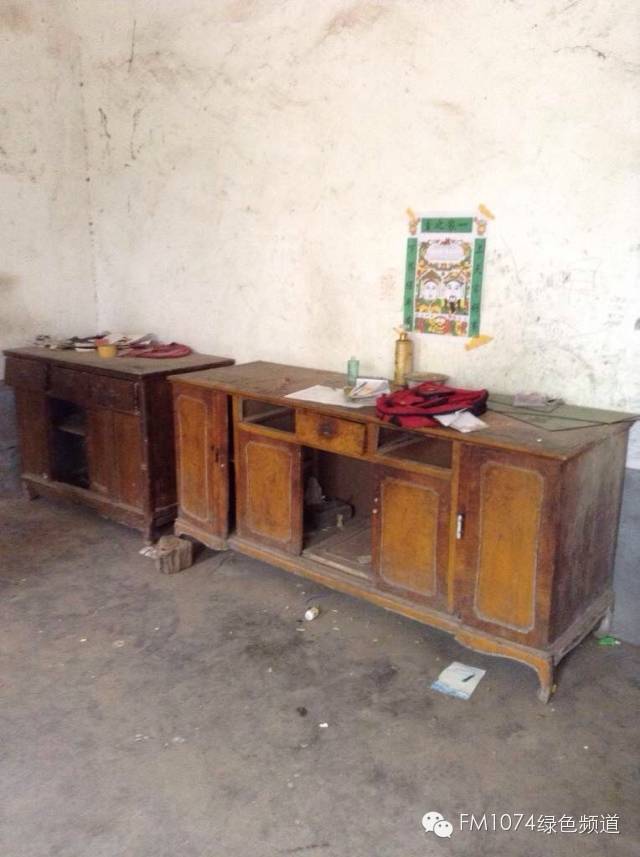 走訪另一個(gè)貧困家庭，進(jìn)去之后才知道什么是真正的一貧如洗、家徒四壁。