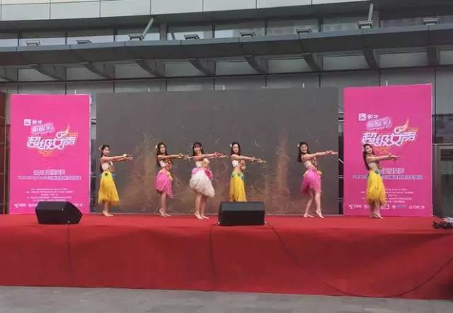 伴隨著舞蹈演員們的開場，比賽在上午10點半正式拉開序幕