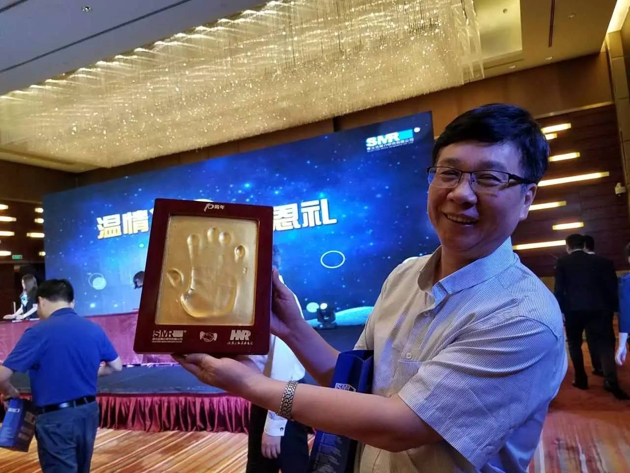 河南電臺副總編輯，宣傳協(xié)調(diào)中心主任高鐵軍先生代表河南廣播電視臺為慶賀賽立信成立20周年送上“手印”圖