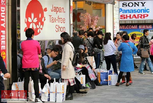 圖為東京街頭，中國(guó)游客隨處可見。