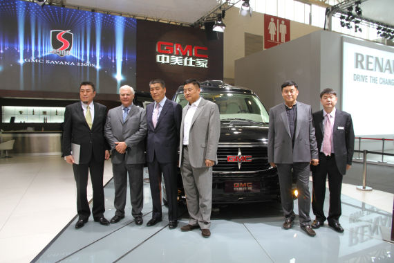 北京國際車展上，全新GMC S系列頂級商務(wù)車在亞太區(qū)首發(fā)。圖為企業(yè)領(lǐng)導(dǎo)與新車合影。