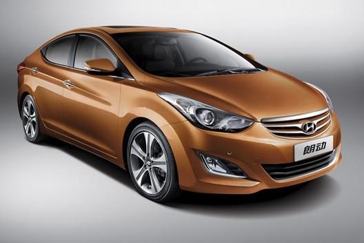 　　北京現(xiàn)代朗動分別搭載1.6L和1.8L兩種發(fā)動機，共7款車型。“流體雕塑”設(shè)計理念持身的朗動看上