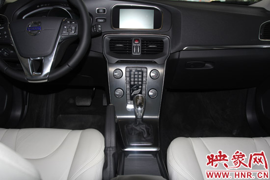 全黑色懸浮式中控臺(tái)