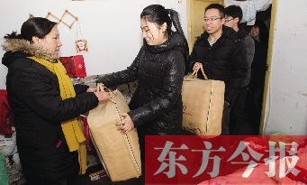 昨天下午，多位東方今報愛心讀者前往鄭州市困難戶家中贈送棉被