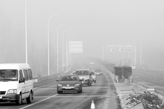 最近能見度不佳的天氣，給駕車上高速的車主提出了更多的要求