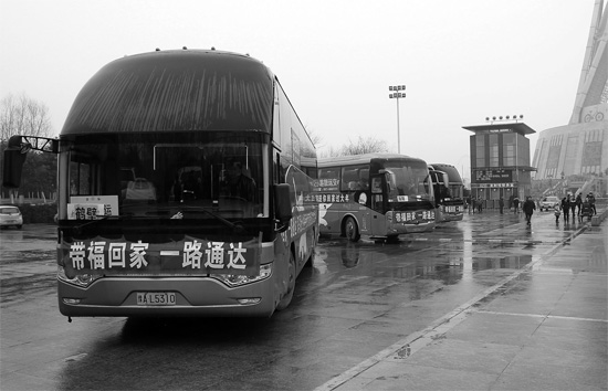 昨天上午10點(diǎn)，17輛愛(ài)心大巴從中原福塔廣場(chǎng)發(fā)車(chē)