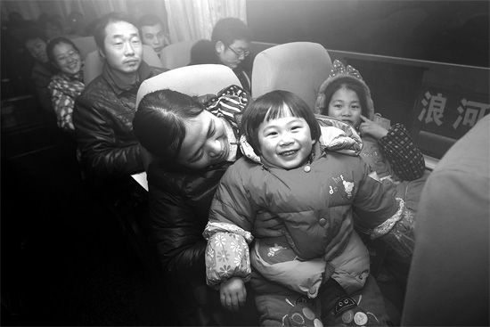 坐上愛(ài)心大巴，乘客滿臉喜悅