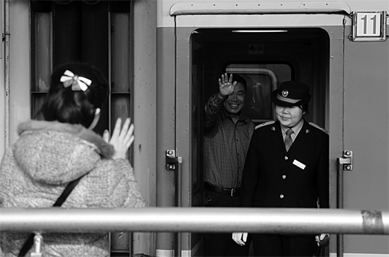 揮手向親人告別，并祝福一路平安