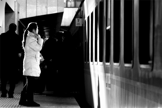 春運(yùn)大潮中，這樣難舍難分的身影總不時(shí)閃現(xiàn)在站臺(tái)上和廣場(chǎng)中