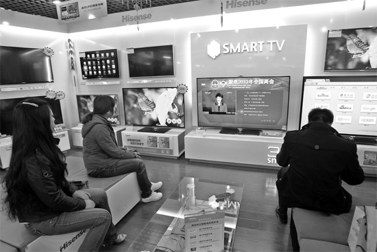 5日，鄭州市的家電賣場里，網(wǎng)絡電視正在同步直播兩會報道 東方今報記者張培方攝