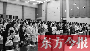 演員謝幕時(shí)，沒(méi)有觀眾離場(chǎng)，而是全部起立熱烈鼓掌