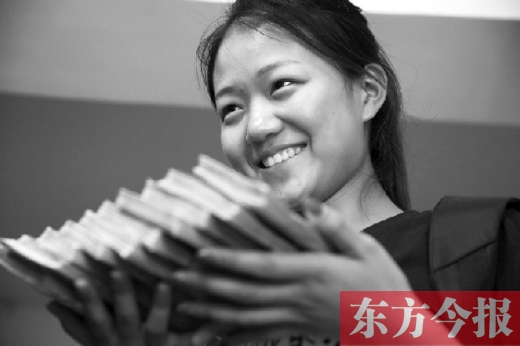 昨天，大一女生周文靜把10萬元現(xiàn)金還給了失主