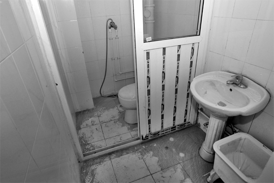 不僅周邊設(shè)施齊全，鄭州公租房室內(nèi)設(shè)施也齊全。圖為剛安裝好的衛(wèi)浴設(shè)施