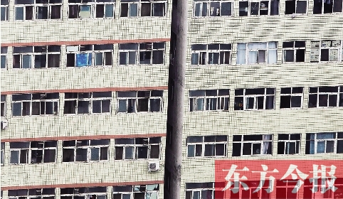 鄭州市城中村眾多類似這樣火柴盒式的房間，成了大中專畢業(yè)生們暫時(shí)安放青春和夢(mèng)想的地方