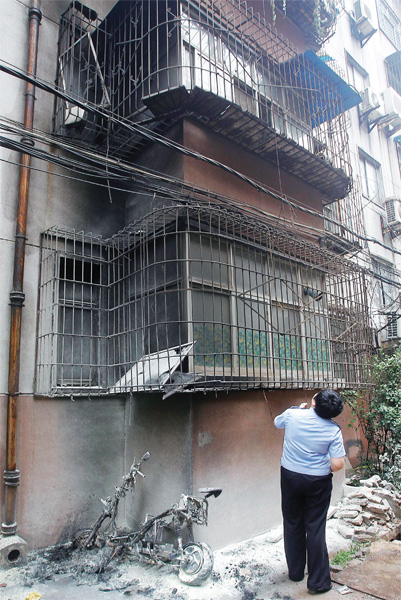 起火的電動車只剩下鐵架和一堆灰燼 起火的電動車只剩下鐵架和一堆灰燼