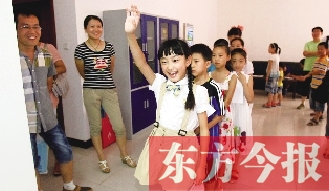 成長訓練營面試在東方今報發(fā)行中心舉行。圖為面試現(xiàn)場