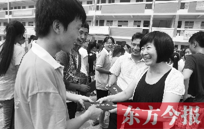 7月23日，晨鐘教育集團(tuán)黨委書記張玲為支教大學(xué)生頒發(fā)證書