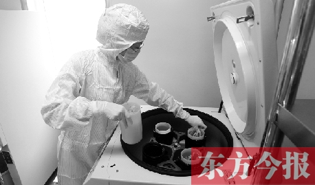 鄭州一專門儲存臍帶血的機構，專業(yè)人員正在把臍帶血存放在儲藏箱里