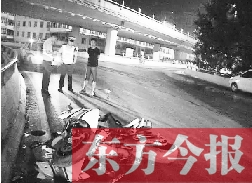 昨日凌晨3時(shí)，鄭州市區(qū)河醫(yī)立交橋下，交警在勘察現(xiàn)場(chǎng)