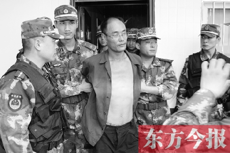 7月27日13時50分許，駐馬店市西平縣的“7·25”連環(huán)殺人案犯罪嫌疑人丁金華（左三）在禹州落網(wǎng)