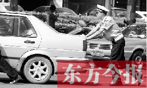 一輛車壞在了路中間，執(zhí)勤交警幫推車