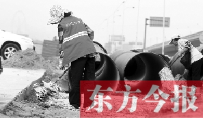 鄭州市鄭東新區(qū)，烈日下工作的環(huán)衛(wèi)工