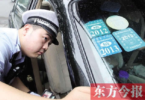 昨天上午，鄭州交巡警開始對進入四橋一路的非綠標車按闖禁行進行處罰