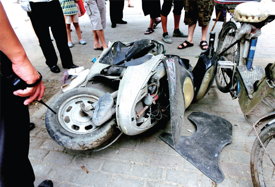 8月3日，棉紡路與六廠前街交叉口附近一輛水泥罐車突然爆胎，路邊一輛電動車被沖擊波震翻報廢