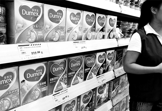 5日，鄭州一家超市內(nèi)，多美滋其他階段奶粉仍在售，但無(wú)人問(wèn)津