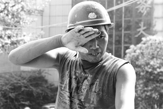 昨日，濟源市市政工人王紅旗在揮汗工作