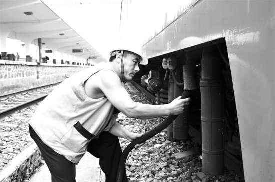 昨日，商丘火車站給水員在烈日下工作