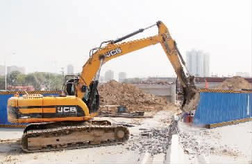 南陽路、北環(huán)快速路立交橋?qū)⑦M(jìn)行封閉施工，圖為工人正在拆除隔離欄