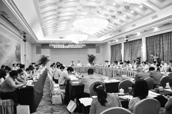 產(chǎn)業(yè)集聚區(qū)會議現(xiàn)場，各位專家學(xué)者對河南產(chǎn)業(yè)集聚區(qū)的發(fā)展建言獻(xiàn)策