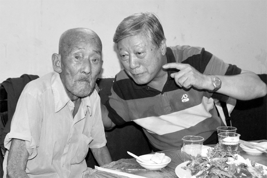 昨日，來(lái)自北京的英雄后代胡冠軍（右）專(zhuān)門(mén)趕到西平縣看望抗戰(zhàn)老兵孫殿修老人