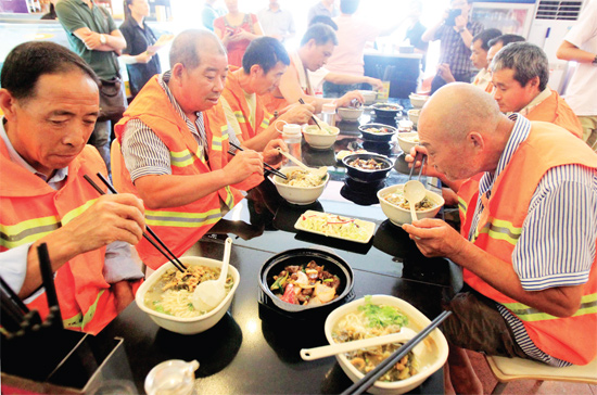 8月18日中午，鄭州市商城路一家飯店邀請(qǐng)33位一線環(huán)衛(wèi)工免費(fèi)吃頓飯