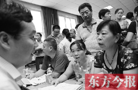 帶著孩子小升初的諸多疑問，眾多家長（右）向教育部門咨詢