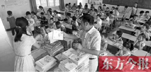 昨天是鄭州市中小學(xué)正式開學(xué)第一天，圖為某小學(xué)的孩子們正在免費領(lǐng)取新課本