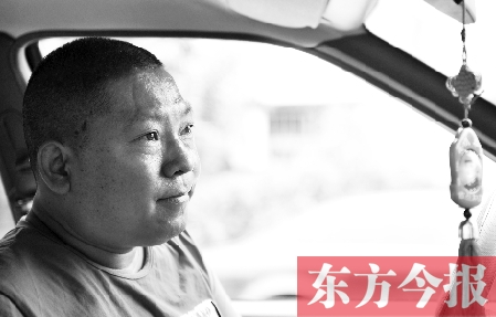 鄧太和帶父親去看病，兩天都沒打開過出租車后備廂